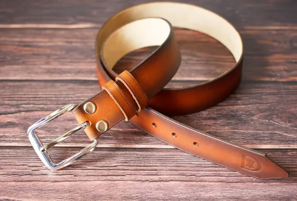 Leather belt without stitching