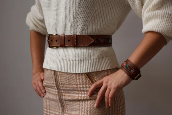Brown belt with decorative insert - Image 2
